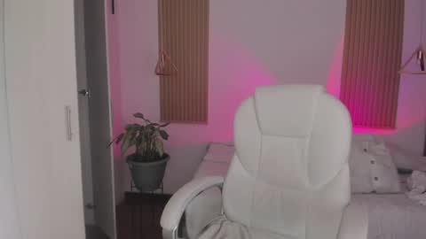 Kendall  online show from September 22, 2025, 8:33 pm