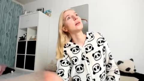 Kenzie online show from October 8, 2025, 5:49 am