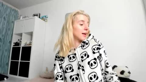 Kenzie online show from October 12, 2025, 6:34 am