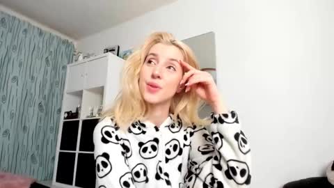 Kenzie online show from November 10, 2025, 4:44 am