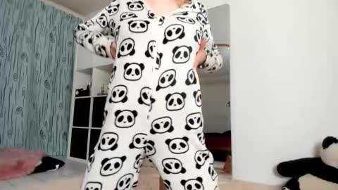 Kenzie online show from November 21, 2025, 4:22 am