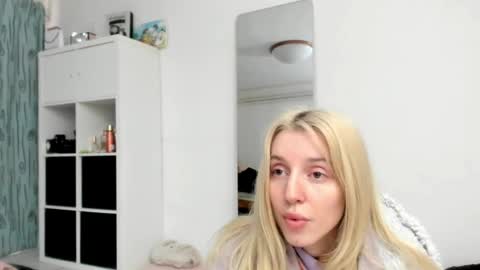 Snapshot of kenziedawton chatting on May 10, 2026, 1:49 pm Kenzie online show from May 10, 2026, 1:49 pm