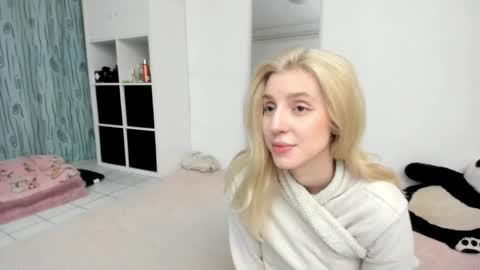 Snapshot of kenziedawton chatting on May 17, 2026, 1:51 pm Kenzie online show from May 17, 2026, 1:51 pm
