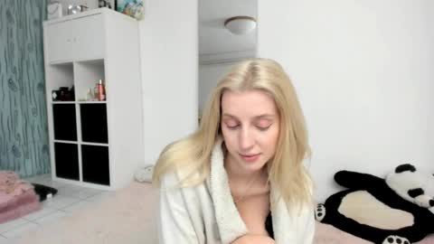 Snapshot of kenziedawton chatting on May 18, 2026, 4:24 pm Kenzie online show from May 18, 2026, 4:24 pm
