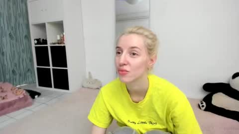 Snapshot of kenziedawton chatting on June 21, 2026, 1:46 pm Kenzie online show from June 21, 2026, 1:46 pm