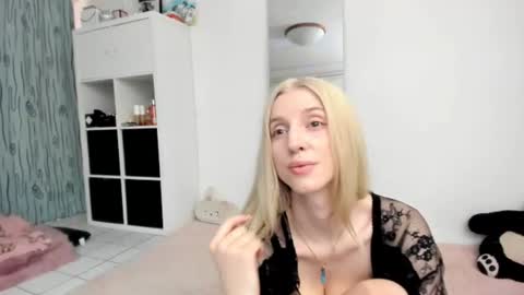 Snapshot of kenziedawton chatting on August 7, 2026, 12:07 pm Kenzie online show from August 7, 2026, 12:07 pm