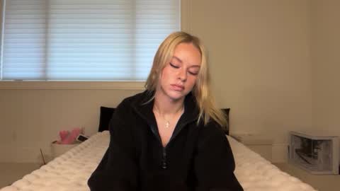 kenziesmithh online show from December 16, 2025, 6:02 pm