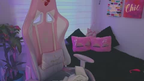 Snapshot of keyla_roberts_ chatting on September 12, 2025, 12:27 pm Adhara. Help me reach 100 likes online show from September 12, 2025, 12:27 pm