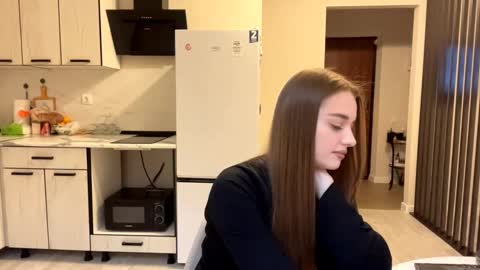 Hey theremy name is Sofi  online show from December 3, 2025, 9:40 am