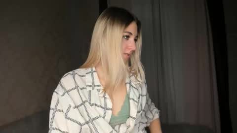 Bella online show from December 1, 2025, 11:48 am