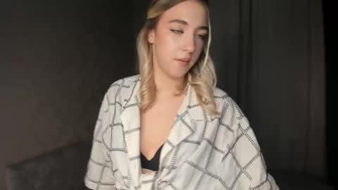 Bella online show from December 2, 2025, 3:07 pm