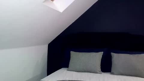     Help me reach 100 thumbs up  online show from September 11, 2025, 9:48 pm