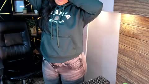 Camila online show from September 15, 2025, 3:01 pm