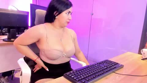 Camila online show from November 1, 2025, 1:13 pm