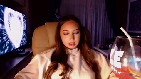 Kim Lee  online show from December 24, 2024, 8:49 pm