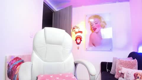 kimmberly_saenz_ online show from December 28, 2024, 10:55 pm