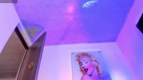 kimmberly_saenz_ online show from January 7, 2026, 10:01 pm