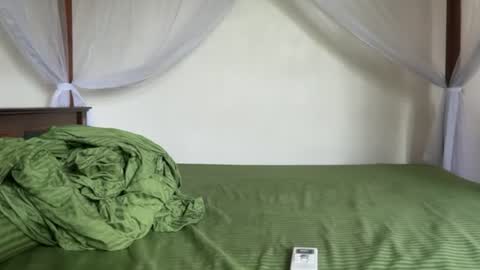 Snapshot of kinda_horny_right_now chatting on June 17, 2026, 5:32 am Isaac online show from June 17, 2026, 5:32 am