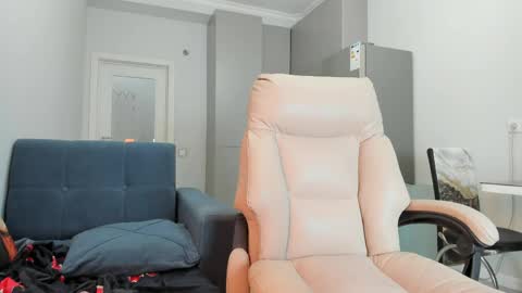 Kira online show from April 22, 2026, 2:18 pm