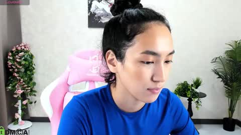 Aura online show from October 23, 2025, 2:55 am