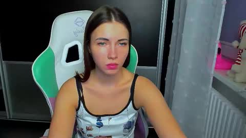 Kira  online show from January 7, 2026, 7:27 pm