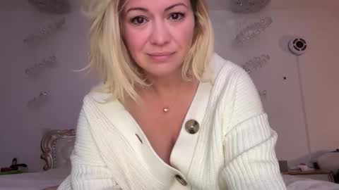 KiraDivine online show from December 8, 2024, 4:28 pm