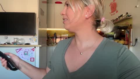 KiraDivine online show from September 20, 2025, 9:43 am