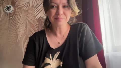 KiraDivine online show from April 9, 2026, 12:43 pm