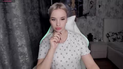 kirakrox online show from November 3, 2025, 7:37 pm