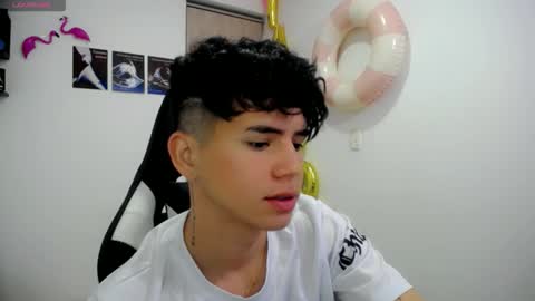 kiss_whitee online show from September 22, 2025, 1:29 am