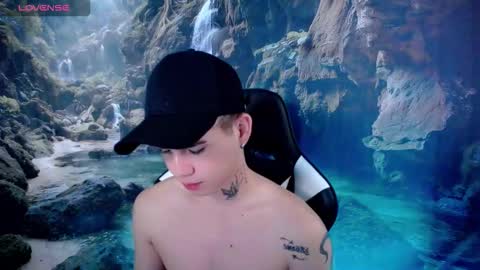 kiss_whitee online show from February 2, 2026, 8:29 pm