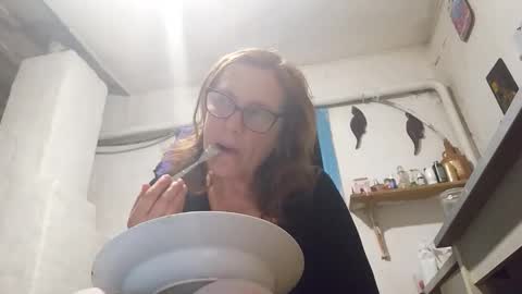 kissandvibe online show from October 31, 2025, 9:27 pm