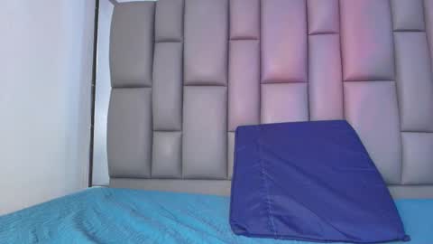 BELLA FLAME online show from November 19, 2025, 7:03 pm