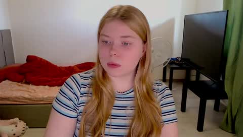 Jennyblonde and Emmabrunette online show from May 8, 2026, 11:37 am
