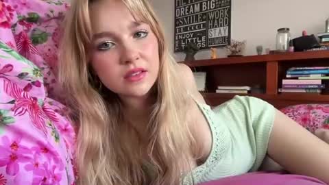 kittengirlxo online show from February 9, 2025, 1:55 am