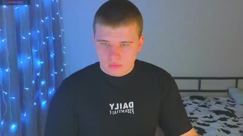 Snapshot of kittenmur chatting on November 23, 2025, 2:11 am Vlad online show from November 23, 2025, 2:11 am