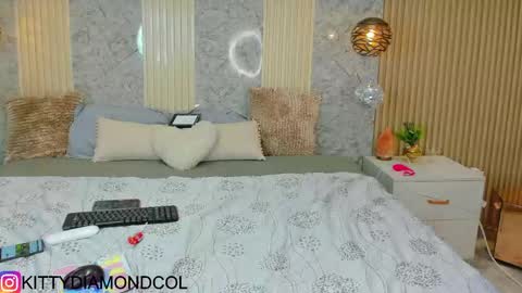 kitty__diamond_ online show from April 19, 2026, 3:06 am
