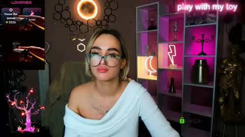 kitty online show from November 25, 2025, 2:28 pm