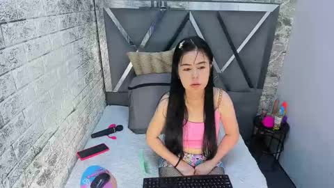 kitty_small69 online show from May 6, 2026, 1:27 pm