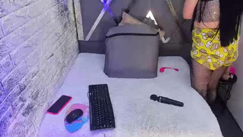 kitty_small69 online show from May 7, 2026, 2:11 pm