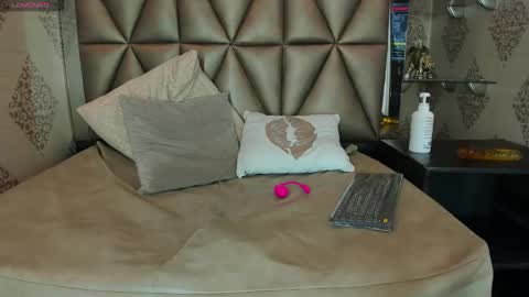 kittyvelvet_ online show from March 11, 2025, 3:02 pm