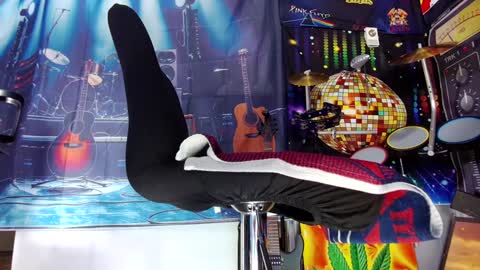 kiveuxmakeu online show from January 8, 2025, 6:20 pm