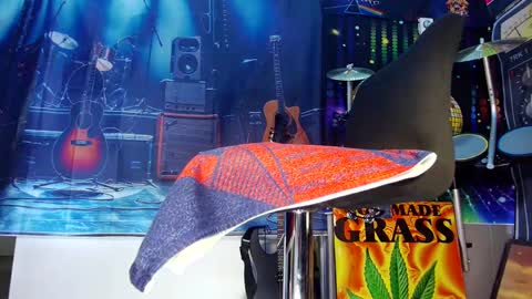 kiveuxmakeu online show from February 19, 2025, 7:05 pm