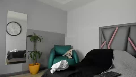 klariz09 online show from September 18, 2025, 8:44 pm