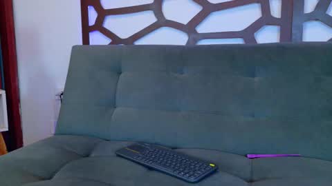 kloe_bella online show from December 4, 2025, 2:04 pm