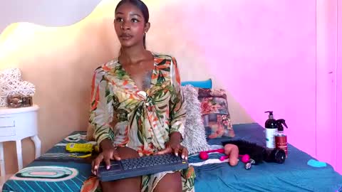 Snapshot of kloee_12 chatting on May 26, 2026, 7:43 pm K L O E online show from May 26, 2026, 7:43 pm