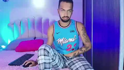 kmichelle1 online show from November 16, 2025, 3:45 am