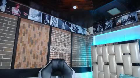 kriss_sweetboobs online show from September 30, 2025, 12:32 pm