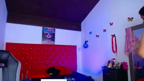 kriss_sweetboobs online show from November 19, 2025, 12:05 pm