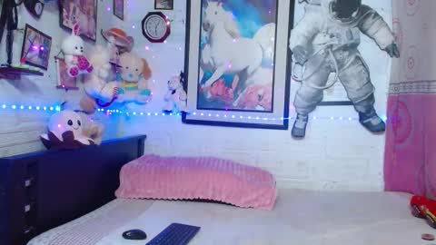 krisstal703358 online show from February 10, 2026, 1:43 am